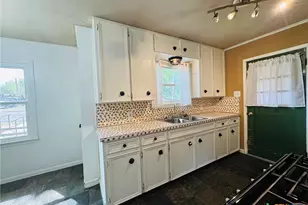 302 N 28th St, Gatesville, TX 76528 - Photo 2