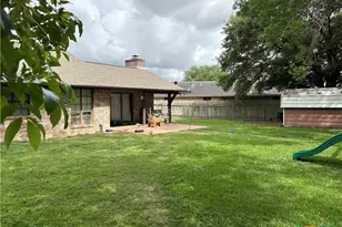 227 Briarmeadow Ln, Victoria, TX 77904 - Photo 2