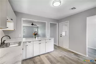 1610 E Rosebud Ave, Victoria, TX 77901 - Photo 8