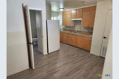 1802 W Avenue H #D, Temple, TX 76504 - Photo 6