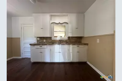 726 E Humphreys Street, Seguin, TX 78155 - Photo 4