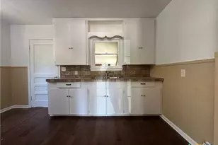 726 E Humphreys St, Seguin, TX 78155 - Photo 4