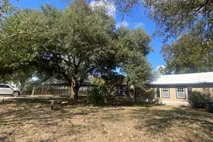 214 S Hackberry Ave, Luling, TX 78648 - Photo 4