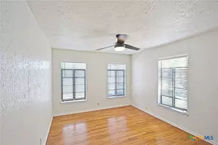 268 E Mill St, New Braunfels, TX 78130 - Photo 16