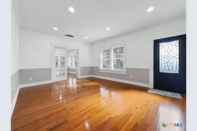 208 W Goodwin Avenue, Victoria, TX 77901 - Photo 6