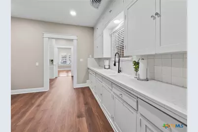 208 W Goodwin Avenue, Victoria, TX 77901 - Photo 14