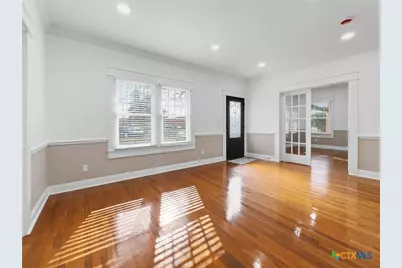 208 W Goodwin Avenue, Victoria, TX 77901 - Photo 2