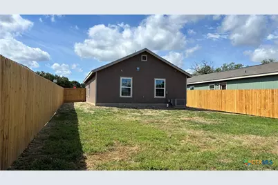 802 E 6th Street, Nixon, TX 78140 - Photo 36