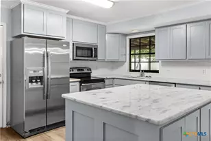 204 Berwick St, Victoria, TX 77904 - Photo 6