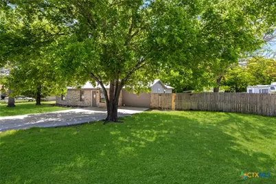 906 E Avenue D, Lampasas, TX 76550 - Photo 4