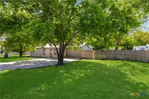 906 E Ave D, Lampasas, TX 76550 - Photo 4
