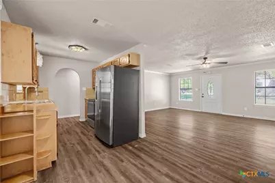 906 E Avenue D, Lampasas, TX 76550 - Photo 10