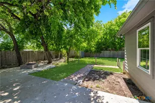 906 E Ave D, Lampasas, TX 76550 - Photo 20