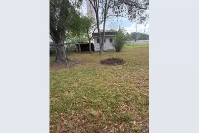 209 Highland Street, Yoakum, TX 77995 - Photo 10