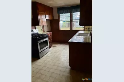 209 Highland Street, Yoakum, TX 77995 - Photo 4