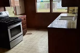 209 Highland St, Yoakum, TX 77995 - Photo 4