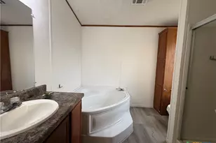 801 E Mesquite Ln, Victoria, TX 77901 - Photo 14