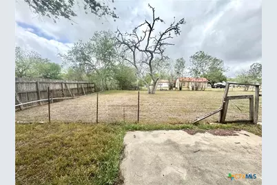 306 Turner Street, Yoakum, TX 77995 - Photo 36