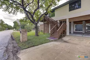 210 Royal George Cir, Mcqueeney, TX 78123 - Photo 2