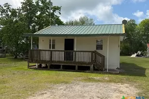 707 W Houston Ave, Seadrift, TX 77983 - Photo 2