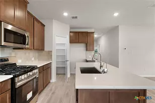 1862 Pining St, New Braunfels, TX 78132 - Photo 4