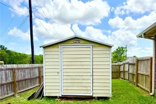 415 S Trinity St, Edna, TX 77957 - Photo 46
