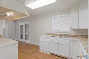 1052 E Weinert St, Seguin, TX 78155 - Photo 14