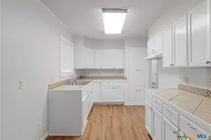 1052 E Weinert St, Seguin, TX 78155 - Photo 12