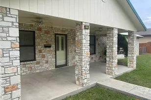 1052 E Weinert St, Seguin, TX 78155 - Photo 2