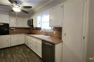 204 Cherokee Ln, Victoria, TX 77901 - Photo 6