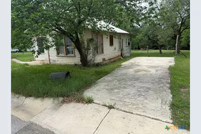 805 W Avenue C, Lampasas, TX 76550 - Photo 4