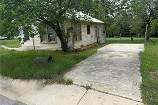 805 W Ave C, Lampasas, TX 76550 - Photo 4
