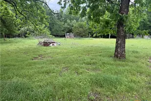 805 W Ave C, Lampasas, TX 76550 - Photo 6