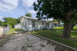 1185 W Mill St, New Braunfels, TX 78130 - Photo 2