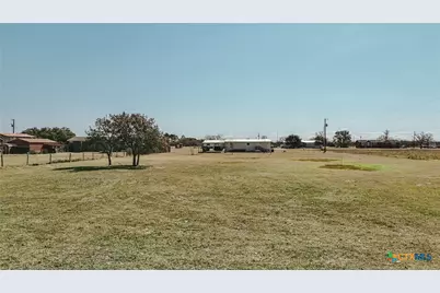 413 West Oaks Drive, Victoria, TX 77905 - Photo 32