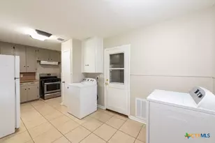 126 Bellaire St, Luling, TX 78648 - Photo 8