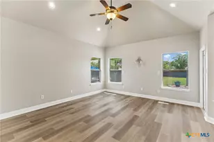 107 Oakview Dr, Floresville, TX 78114 - Photo 20