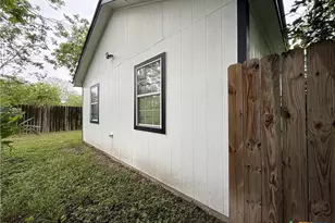 223 N Benavides St, Port Lavaca, TX 77979 - Photo 4