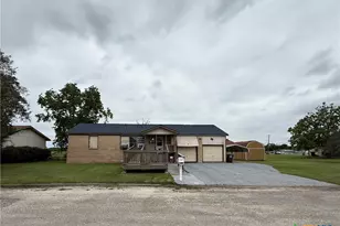 105 Sanders St, Palacios, TX 77465 - Photo 2