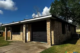 122 Rosa St, Edna, TX 77957 - Photo 2