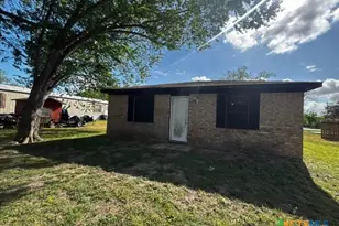 122 Rosa St, Edna, TX 77957 - Photo 4