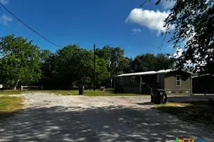 122 Rosa St, Edna, TX 77957 - Photo 6