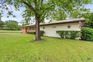 210 E Leon St, Gatesville, TX 76528 - Photo 4