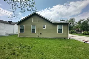 310 N La Grange St, Hallettsville, TX 77964 - Photo 2