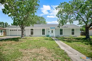 210 Travis St, Port Lavaca, TX 77979 - Photo 2