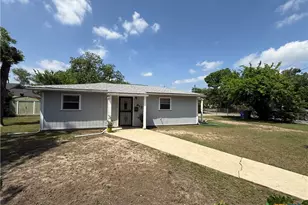 412 E Walnut St, Seguin, TX 78155 - Photo 2