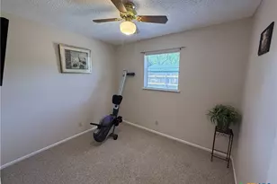 412 E Walnut St, Seguin, TX 78155 - Photo 16