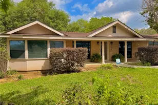 1329 Donovan St, Gonzales, TX 78629 - Photo 2
