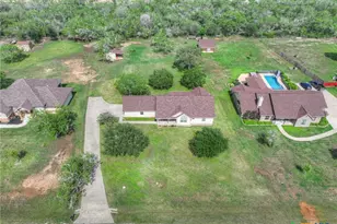 175 Creekwood Dr, Gonzales, TX 78629 - Photo 1