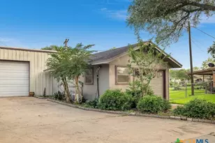 906 Mead Rd, Victoria, TX 77904 - Photo 2